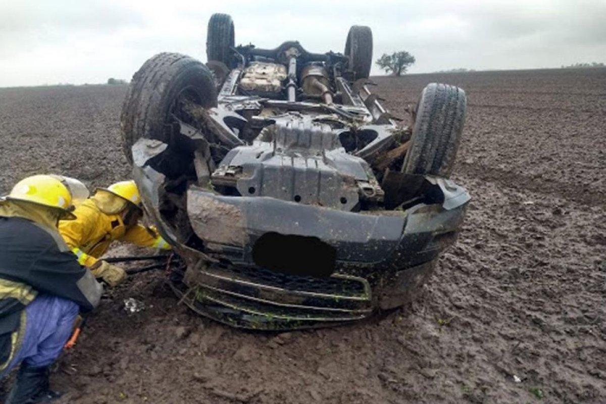 Conductor perdió el control de la camioneta, volcó y murió