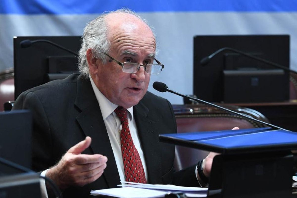 80 fiscales le piden a Parrilli que no modifique la mayoría para designar al procurador