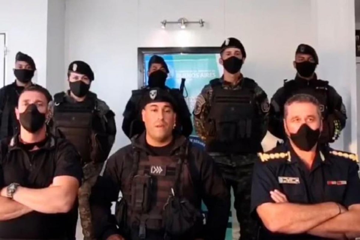 El descargo de los policías que le hicieron la venia a Patricia Bullrich: "Fuimos usados políticamente"