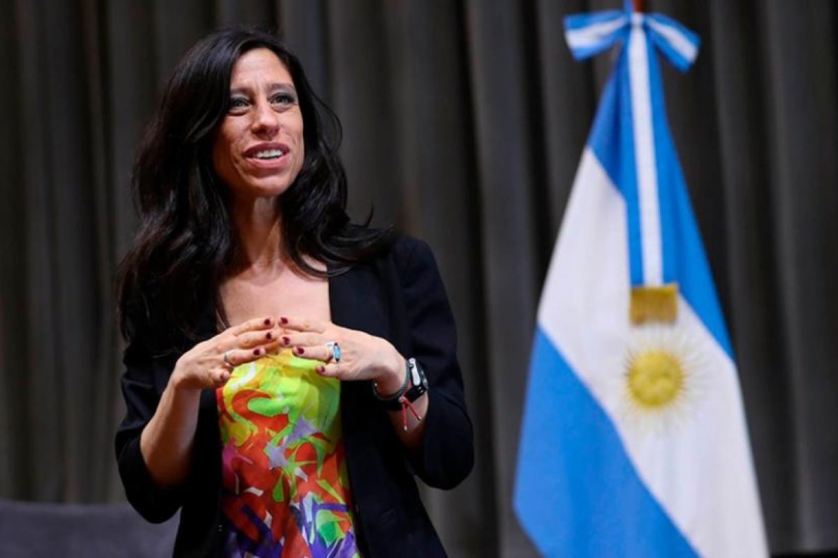 Español: "Es necesario un equilibrio entre la rentabilidad y el poder adquisitivo de los ingresos"