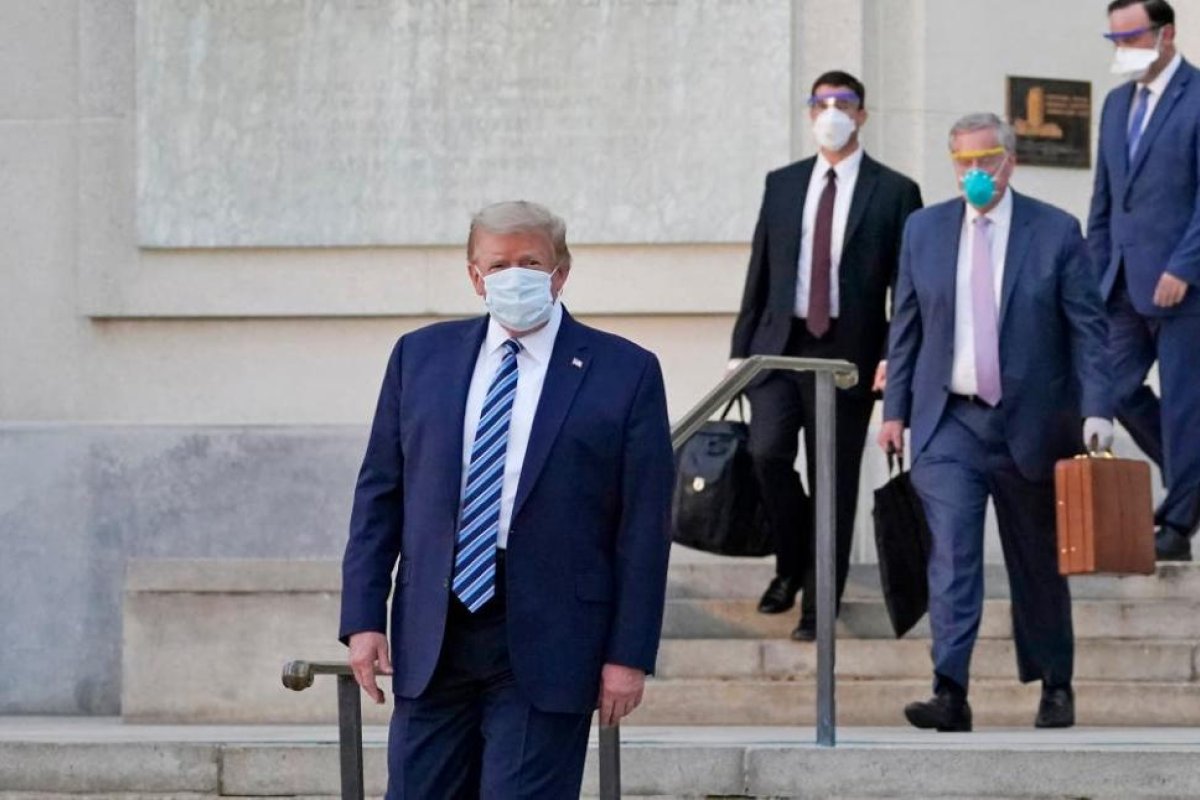 Coronavirus: Donald Trump salió caminando del hospital y al llegar a la Casa Blanca se sacó el barbijo frente a todos