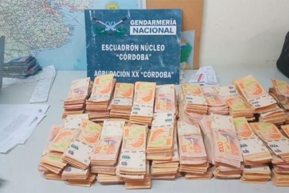Córdoba: Gendarmería secuestró más de $13 millones ocultos en bolsos térmicos