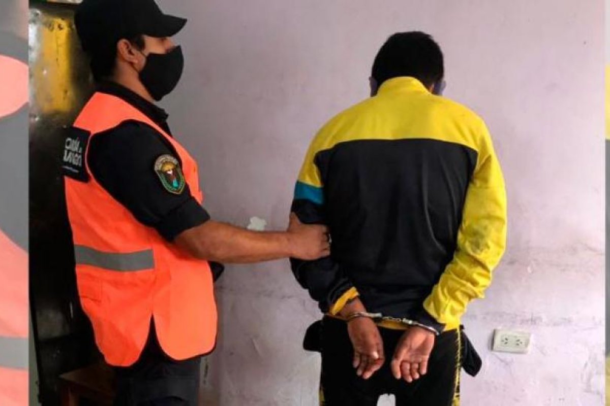 Las Tinajas: Mordió a un policía en el pecho para tratar de evitar su aprehensión