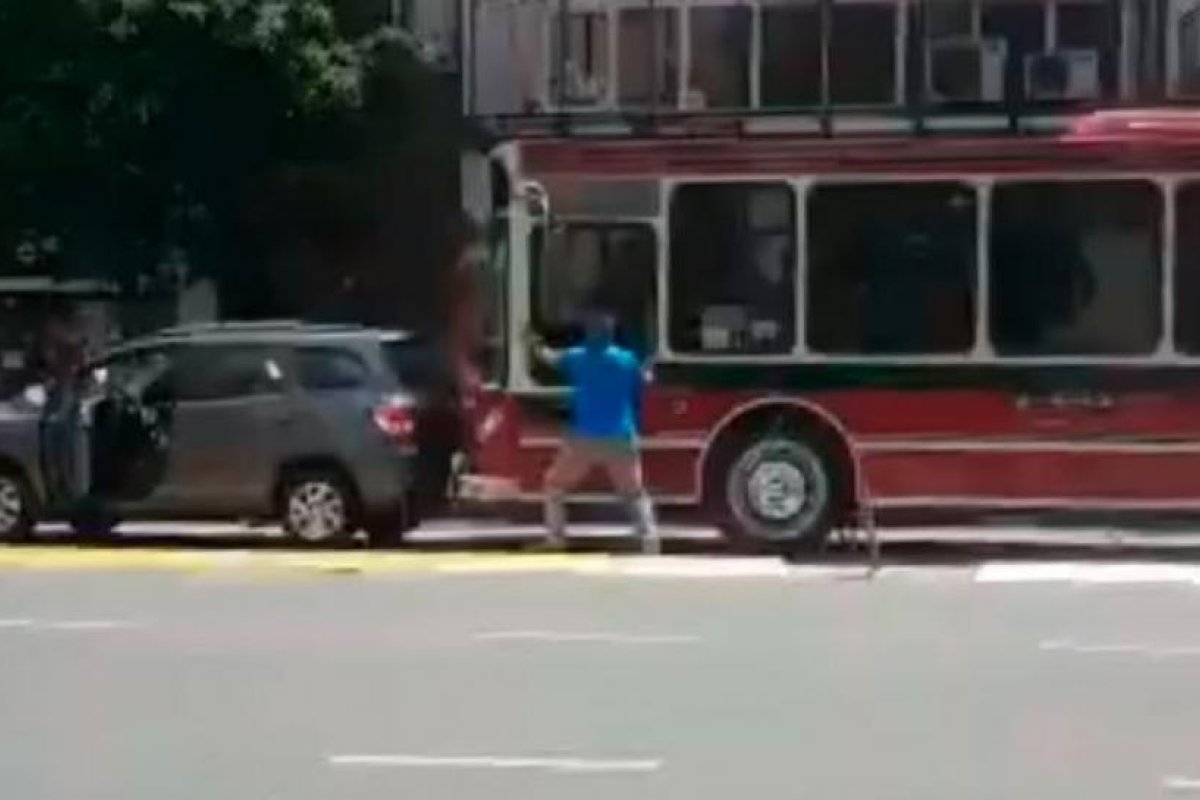 Relatos salvajes: colectivero le arrastró el auto por ir en el carril exclusivo