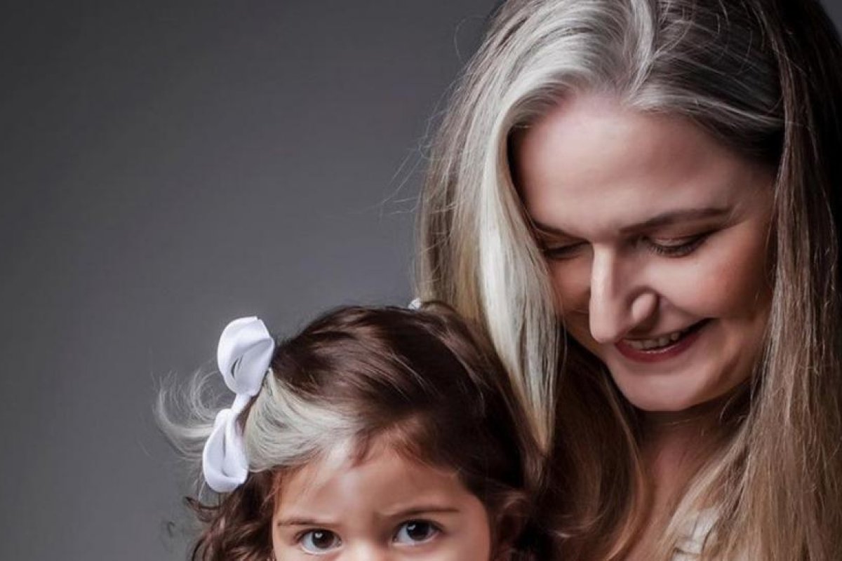 Una niña brasileña nace con canas debido a una rara condición genética (y su mamá la convierte en estrella de las redes)