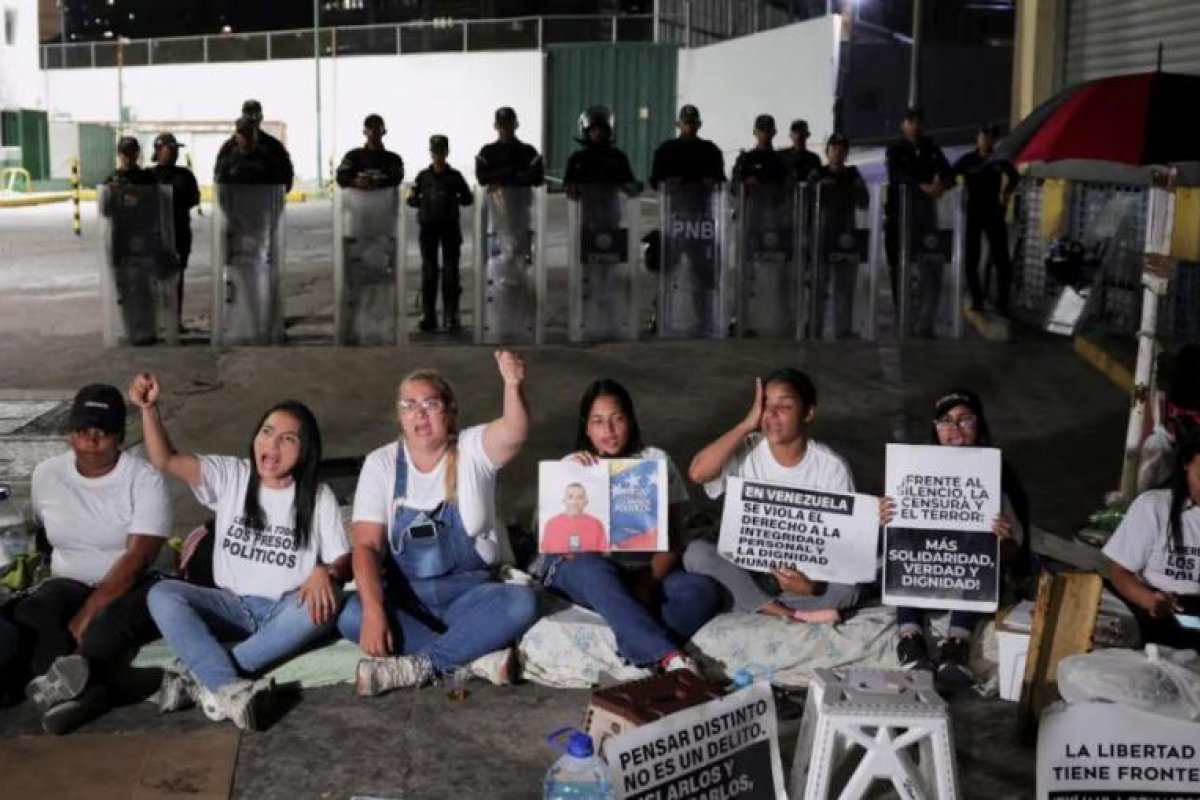 Familiares de presos políticos en Caracas inician huelga de hambre