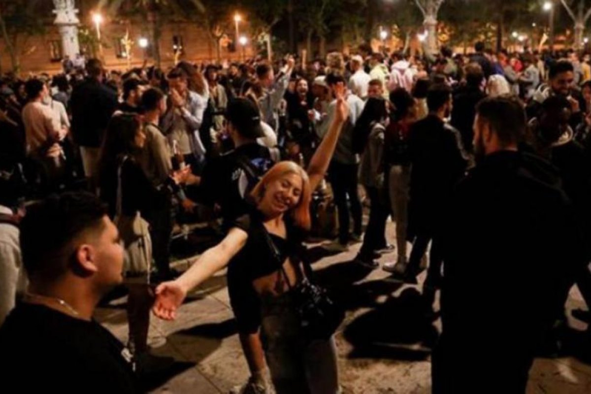 El Gobierno español pide responsabilidad tras festejos en las calles pese al coronavirus