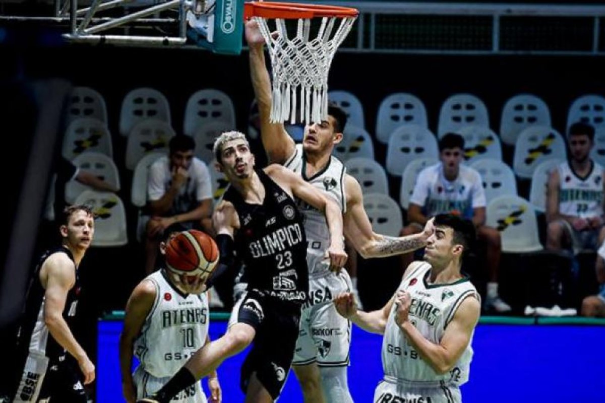 Olímpico ratificó su levantada con una aplastante victoria ante Atenas