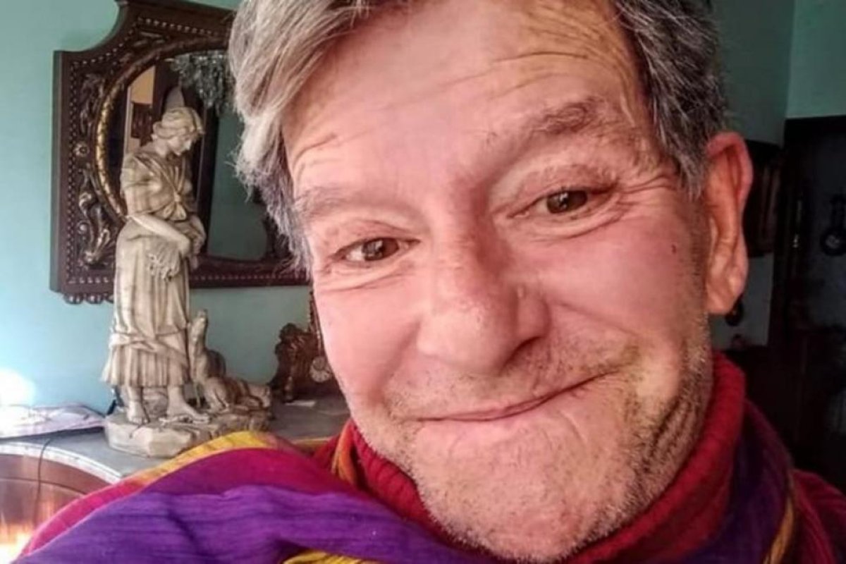 Murió Carlos López, el expanelista de Bendita conocido como "Charly Pop"