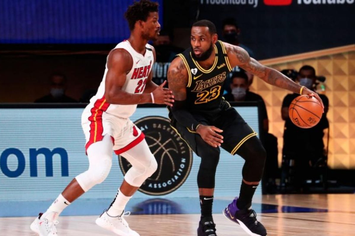 Miami venció a Los Angeles y extiende la final de la NBA