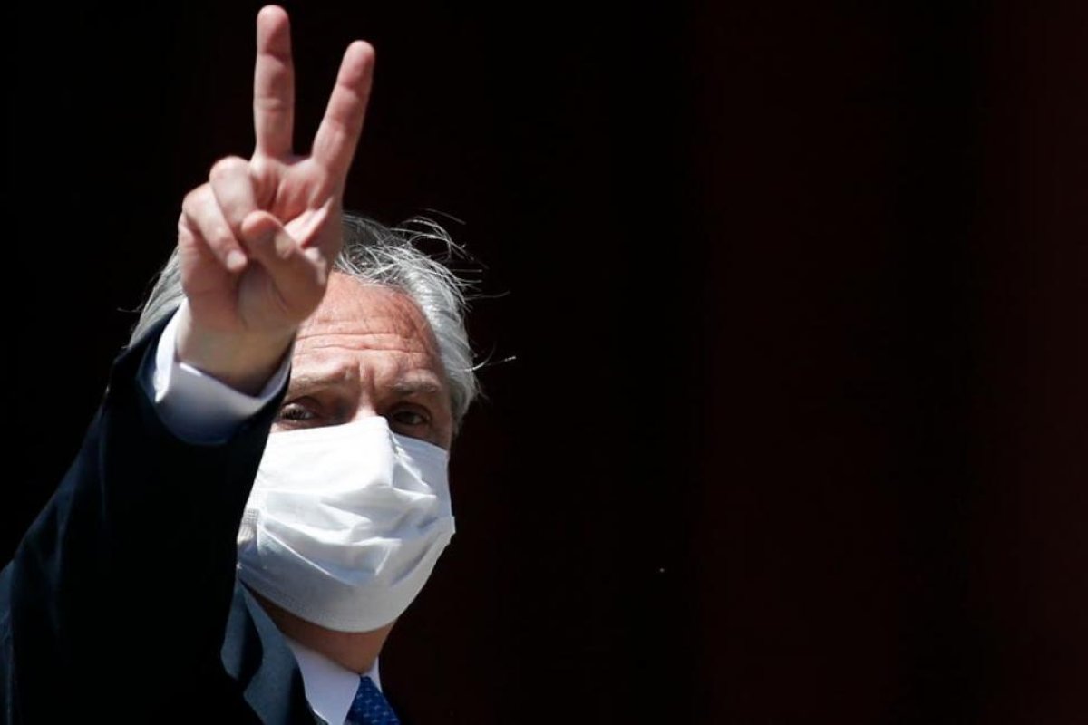Un gobierno desmembrado en medio de la guerra mundial por la inmunidad