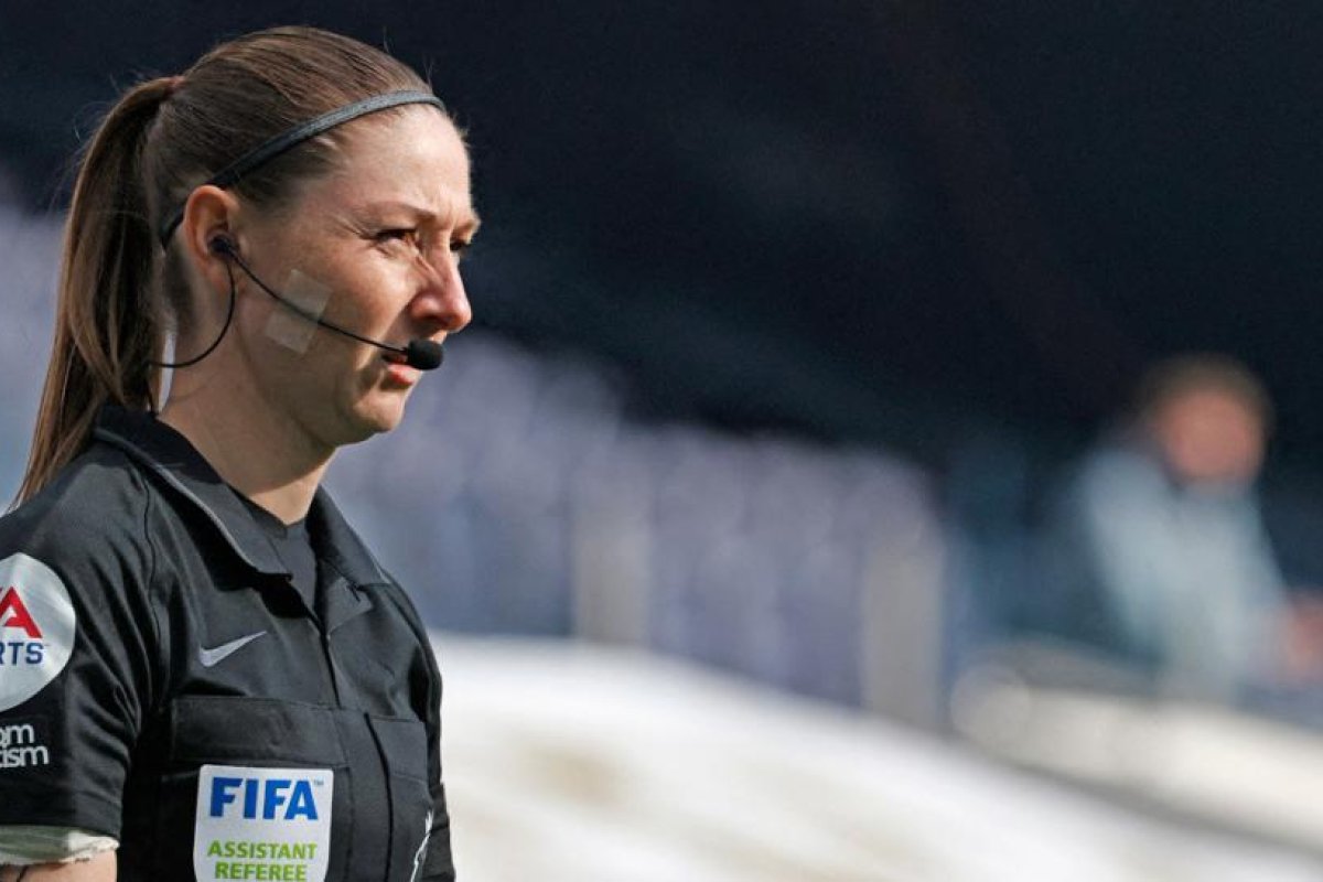 Cortan más de 100 veces un partido del Tottenham y el Manchester United en la televisión iraní para no mostrar las piernas de la árbitro asistente