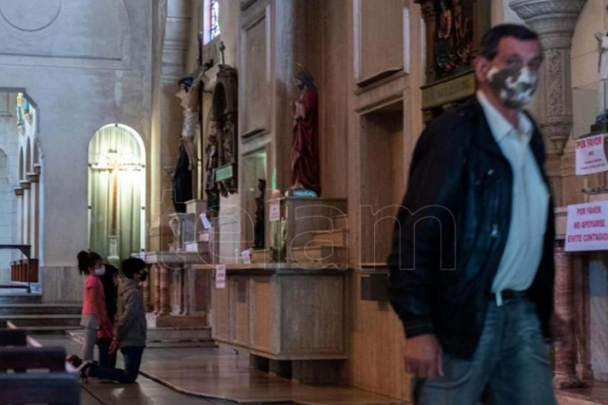 Habilitaron los eventos religiosos en lugares cerrados, con un aforo del 30 por ciento