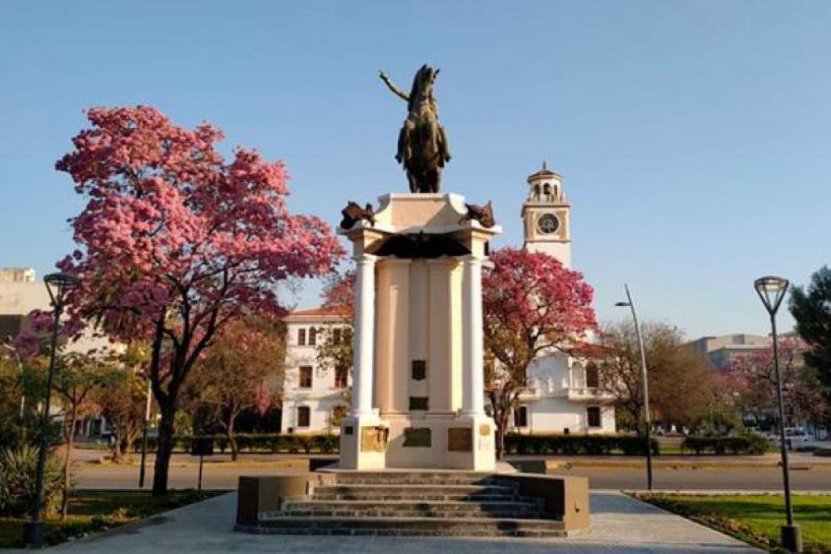 Lunes feriado con cielo despejado y una máxima de 33 grados