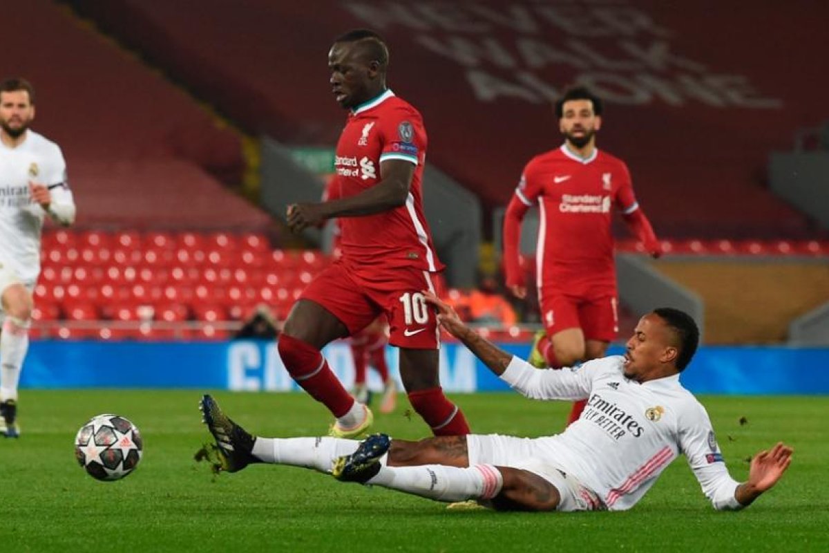 Real Madrid mantuvo su ventaja ante Liverpool y avanzó de fase