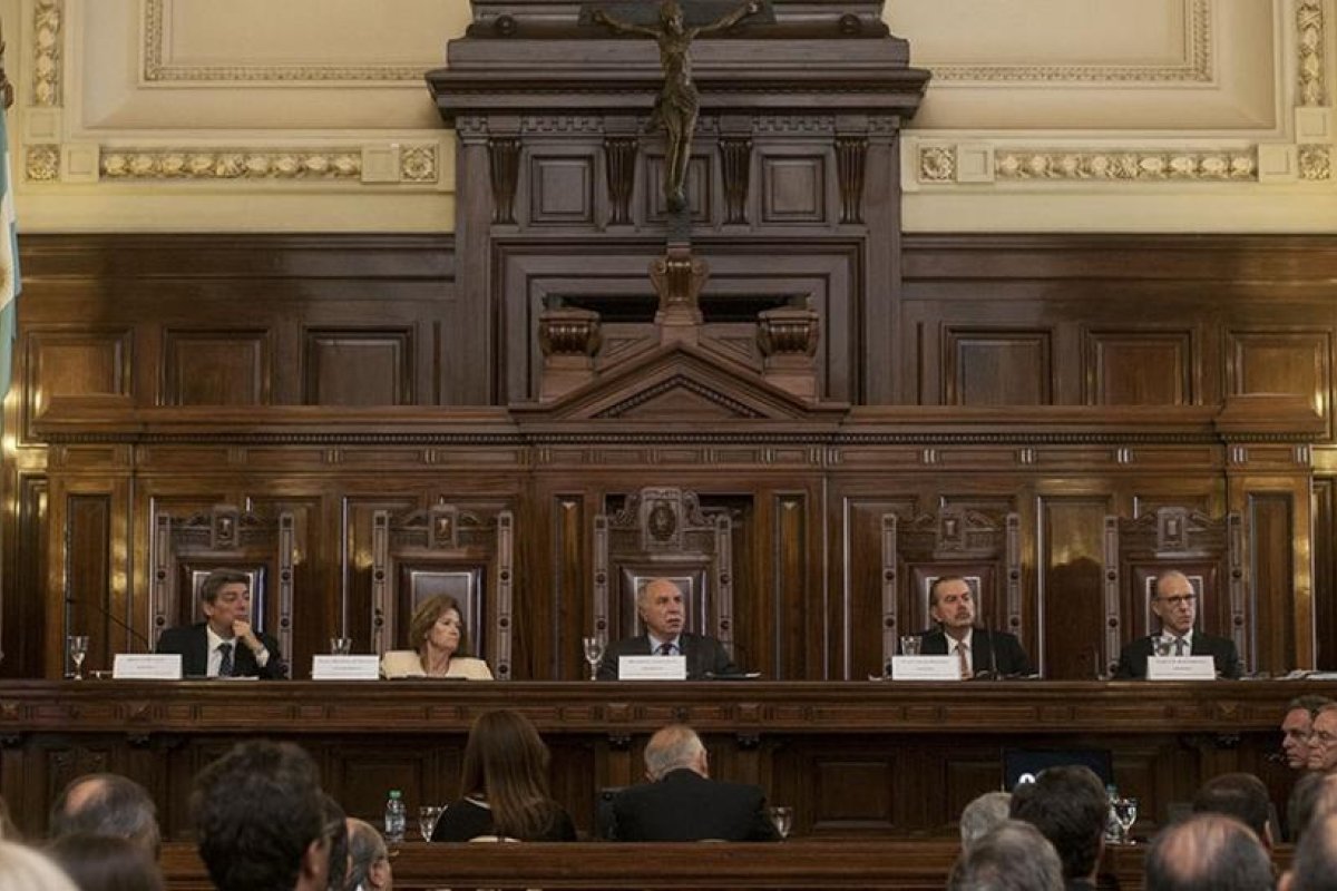 La Corte, cuestionada por su falta de definiciones en las causas de lesa humanidad
