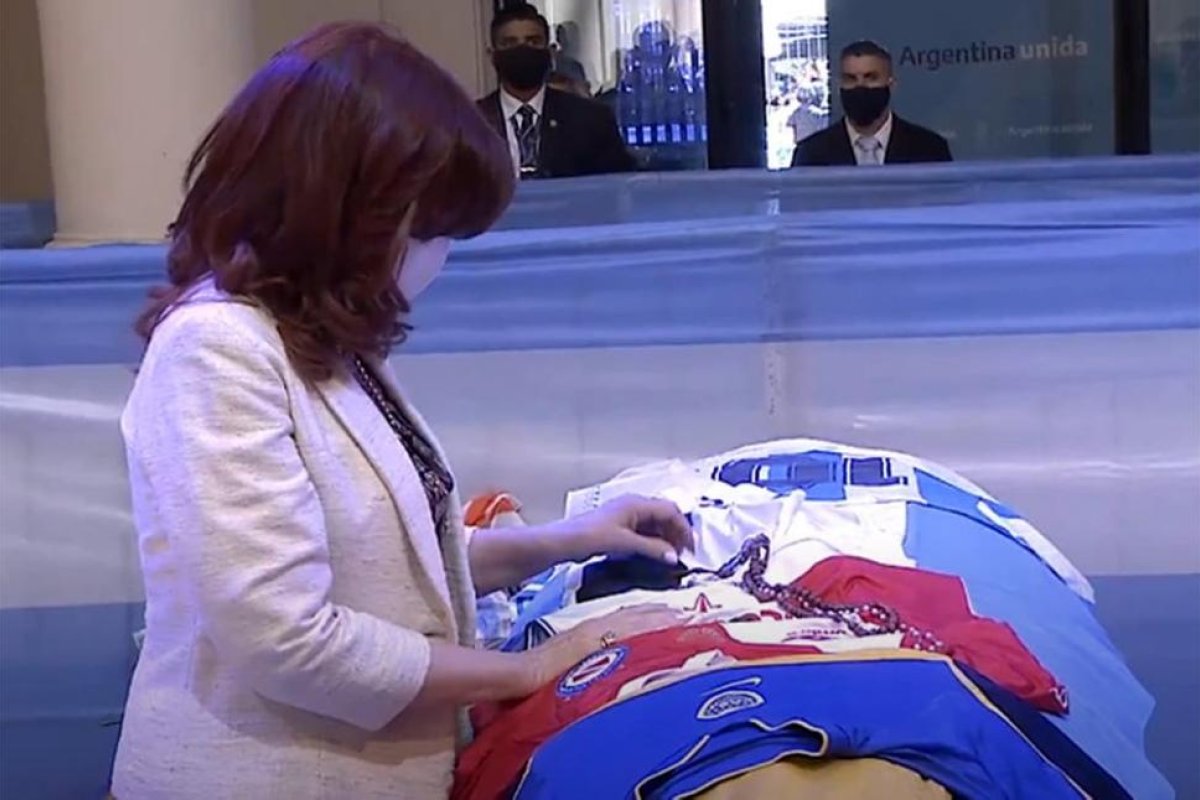 La muerte de Diego Maradona. Qué ofrenda dejó Cristina Kirchner en el féretro