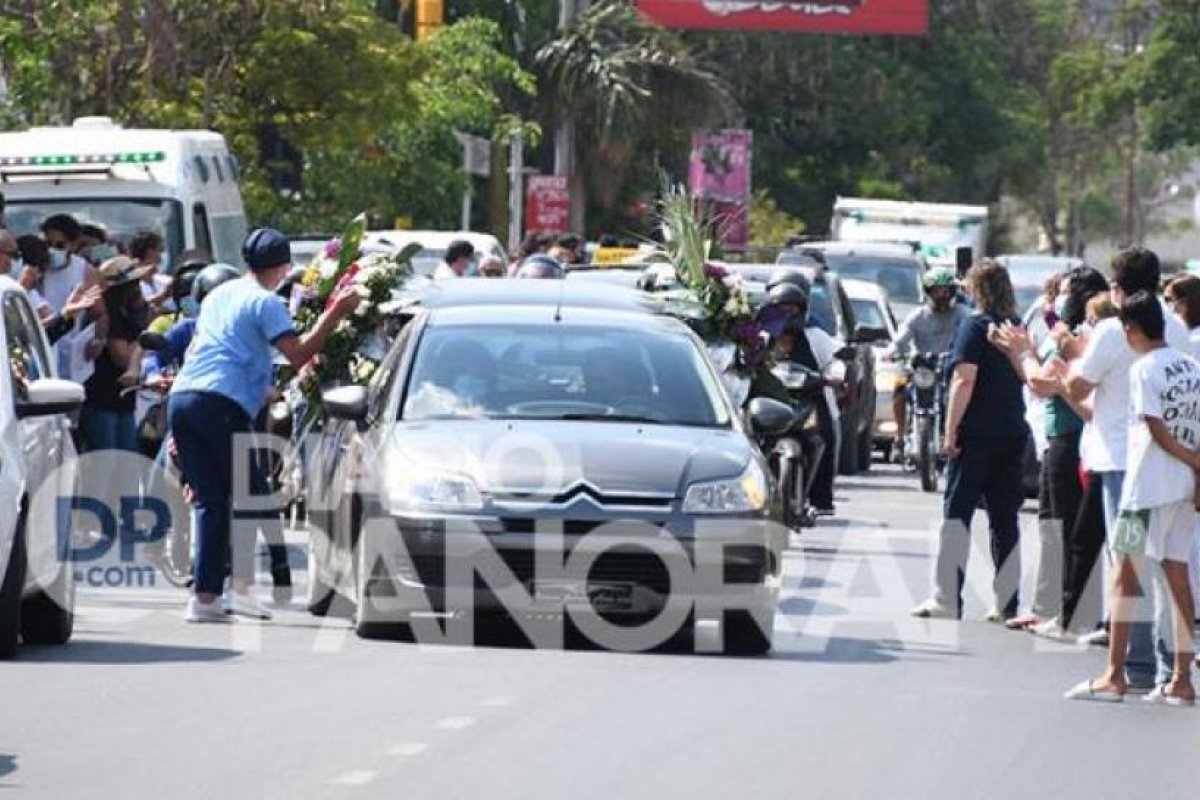 Emotiva despedida a los restos del Dr. Frías en las puertas del Hospital Regional