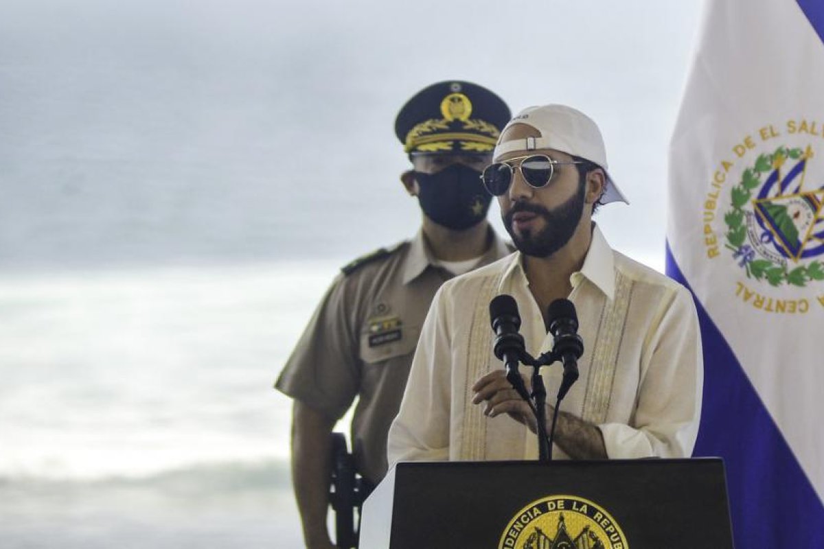 "Mientras el mundo cae en la tiranía, crearemos un refugio para la libertad": Bukele promete la ciudadanía a quienes inviertan en El Salvador