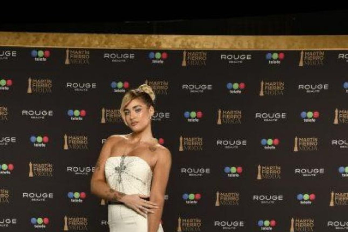 Marta Fort deslumbra en los Martín Fierro de Moda con un homenaje a su padre