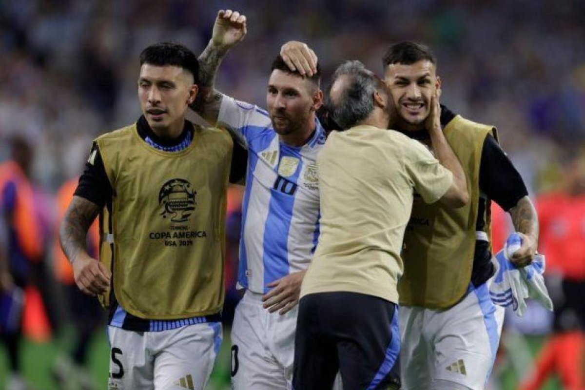 Lisandro Martínez Rinde Homenaje a Lionel Messi Tras Su Retiro Internacional