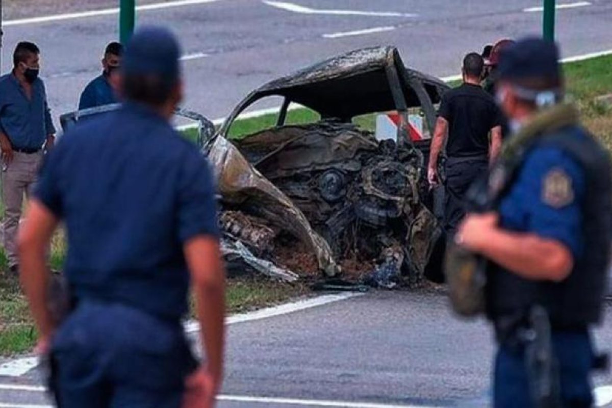 Murió al explotar e incendiarse su auto