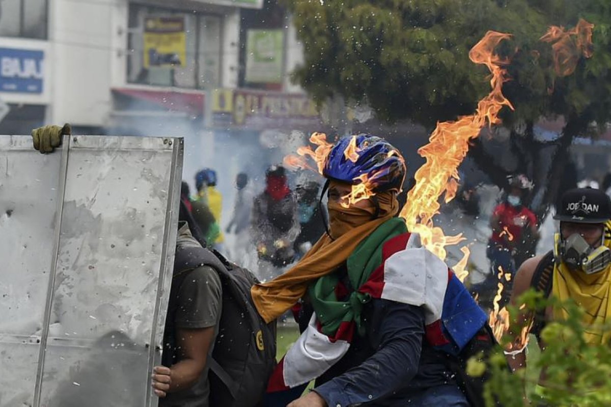 ¿Una denuncia por paramilitarismo? Ataques de civiles armados contra manifestantes en Colombia avivan las críticas al ministro de Defensa