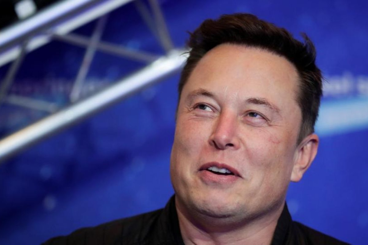 Musk dice que el bitcóin es "casi igual de mierda que el dinero fíat" pero pregunta si se pueden hacer "grandes transacciones" en esta criptomoneda