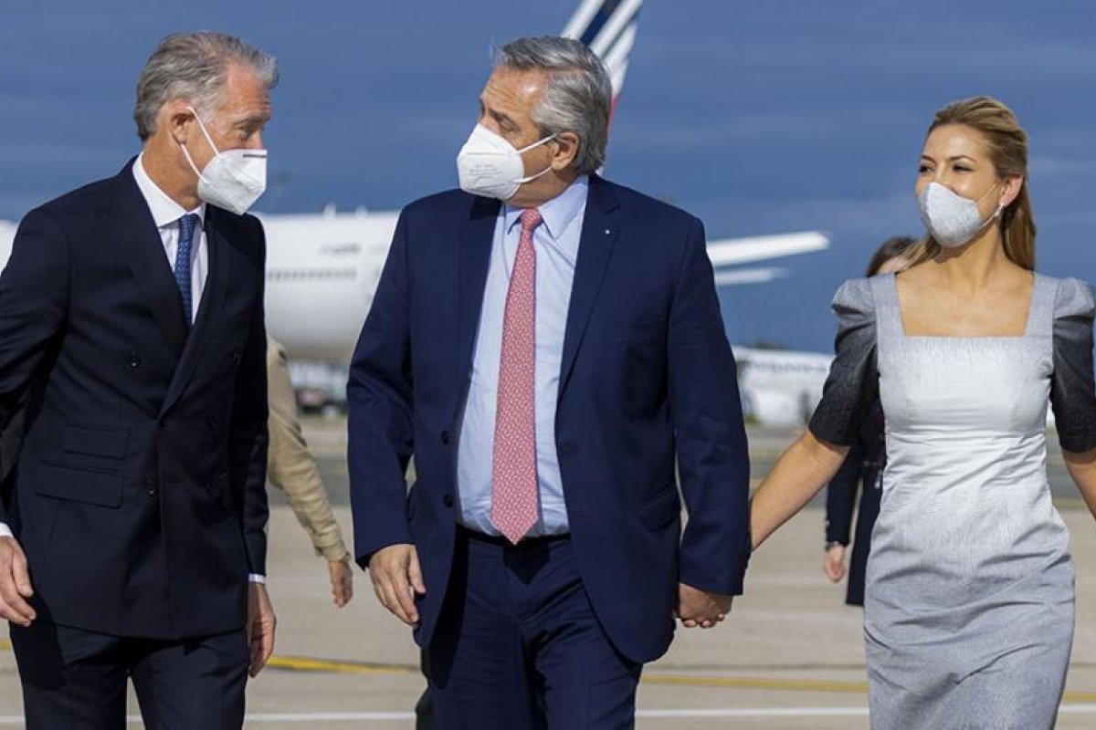 Tras su arribo a París, el Presidente recibirá empresarios y se reunirá con Macron