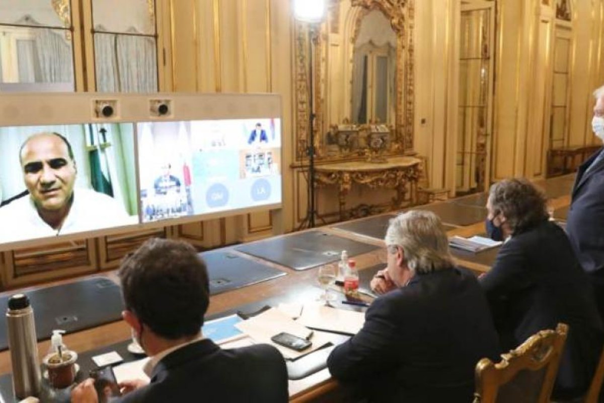 Manzur aseguró “Vamos a restringir al máximo toda la circulación”
