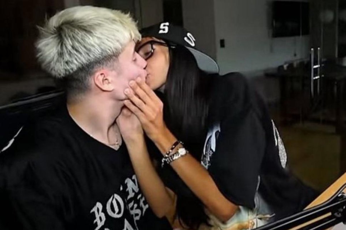 Juana Tinelli y Tomás Mazza confirman su romance en streaming con un beso