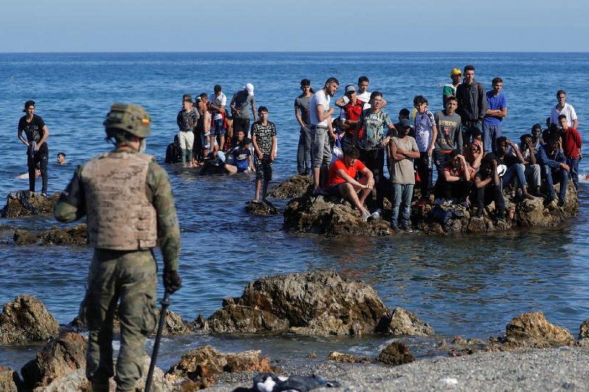 Marruecos llama a consultas a su embajadora en España en medio de una crisis migratoria y diplomática entre los dos países