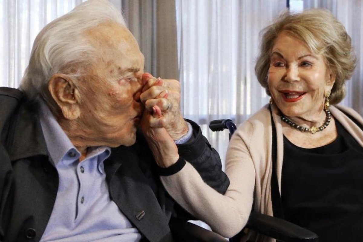 Murió Anne Douglas, viuda de Kirk, a los 102 años