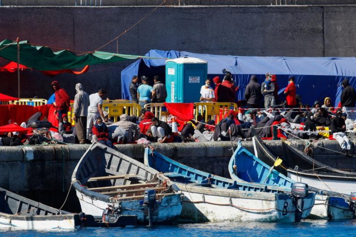 "El problema hay que resolverlo en África": Miles de migrantes hacinados en un puerto de Canarias desatan una grave crisis política en España