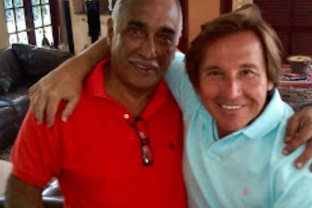 Ricardo Montaner Rinde Homenaje al Periodista Oscar González Oro