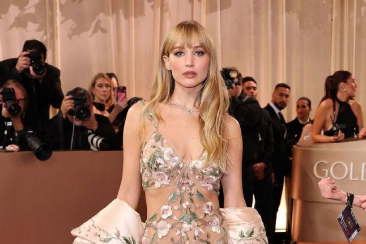 Jennifer Lawrence deslumbra con vestido transparente en los Golden Globes 2026