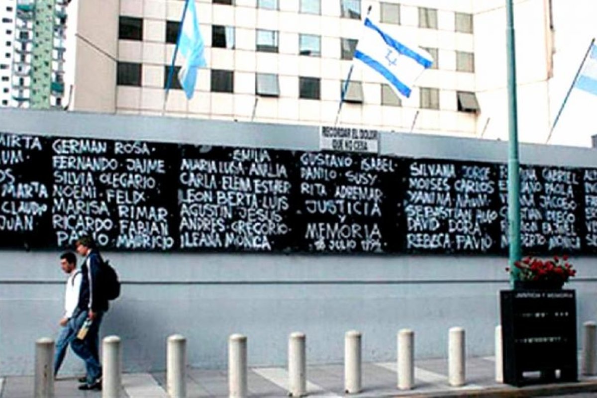 La AMIA recuerda los atentados pero pide "respeto" porque el duelo es un "momento sagrado"