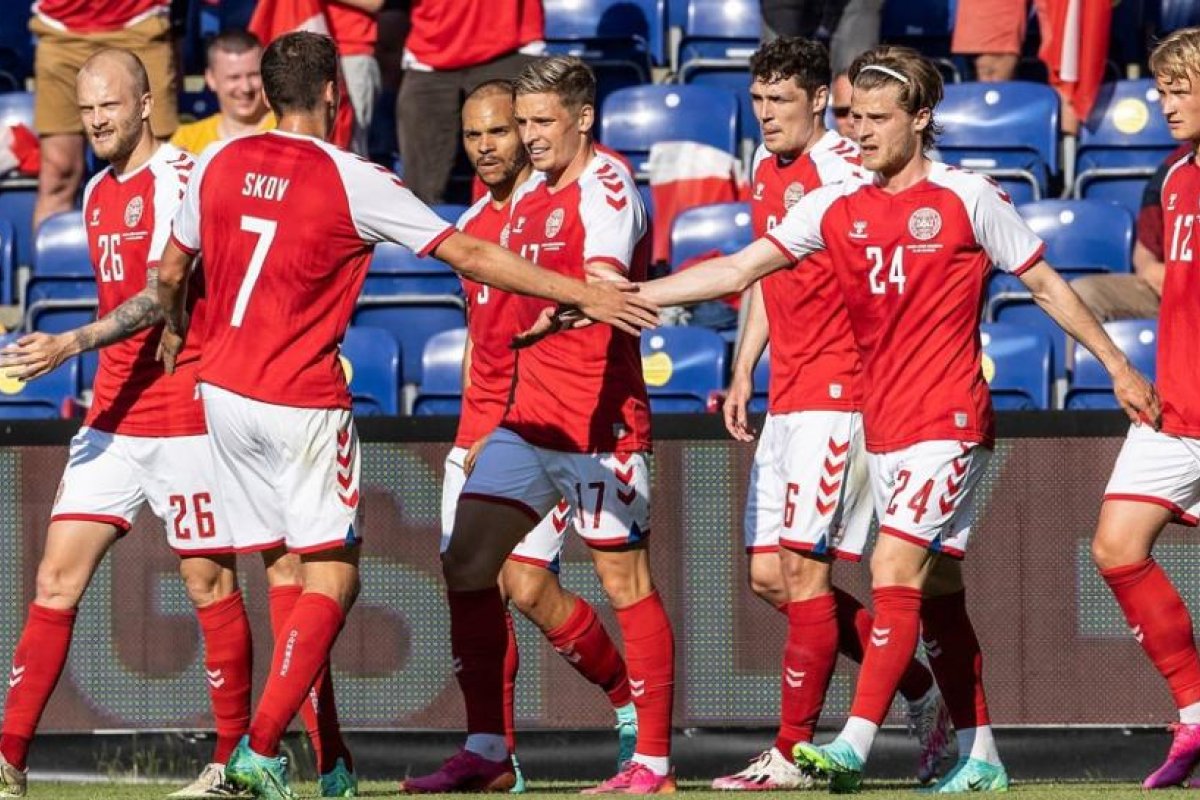 Dinamarca, como local, recibe a Finlandia