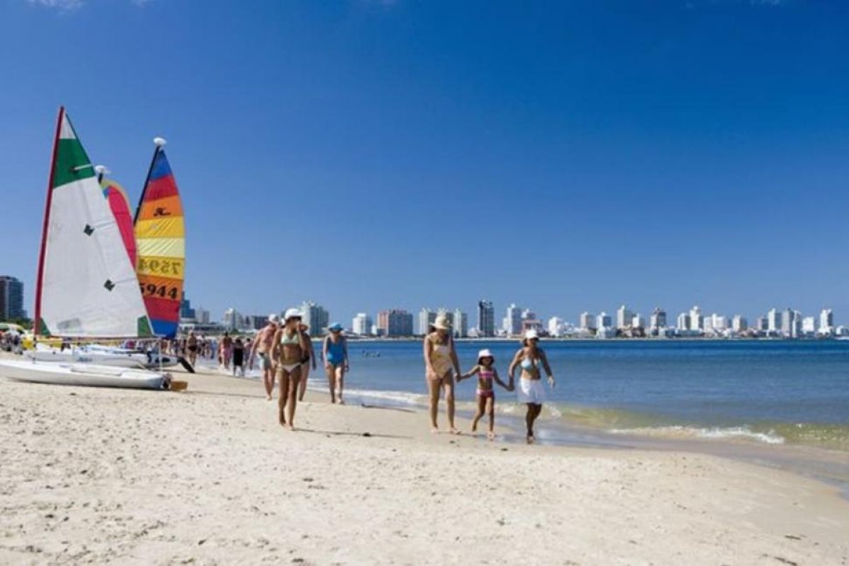Pulsera electrónica, la propuesta en Uruguay para que viajen más argentinos a Punta del Este