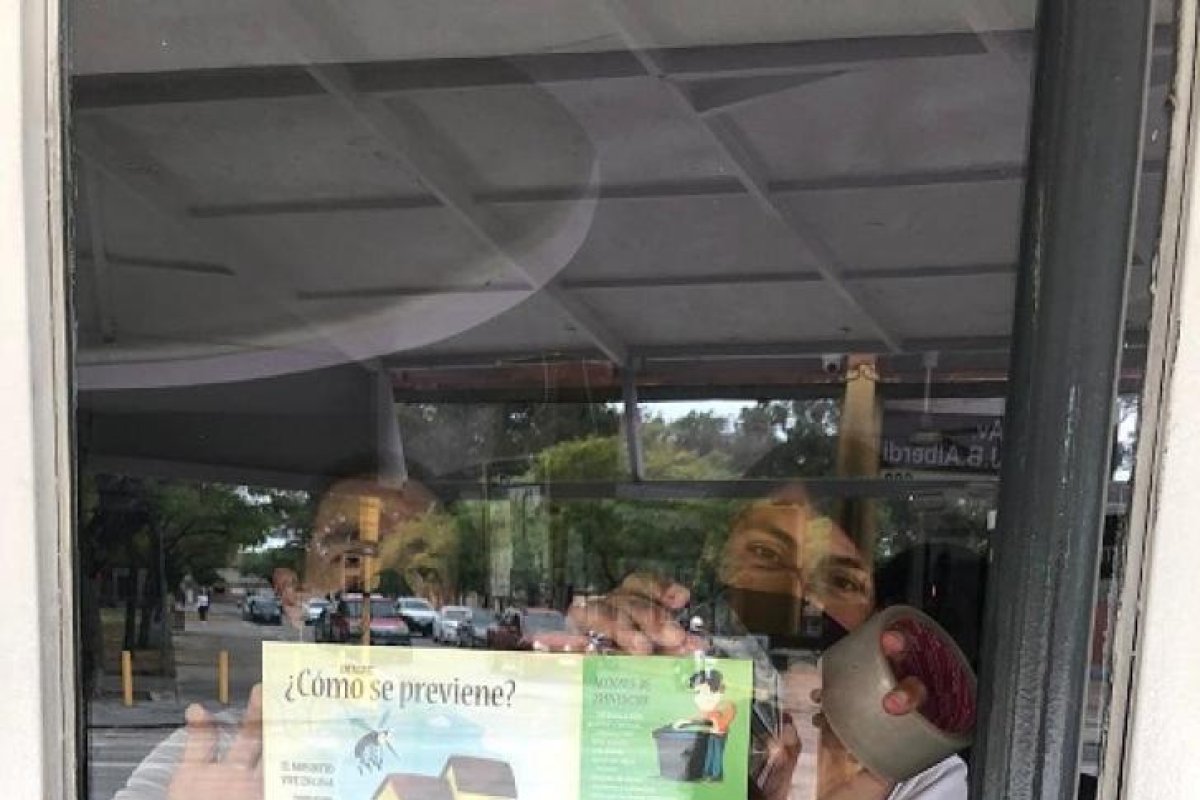 Personal municipal promociona la campaña de "Lucha contra el Dengue"con material gráfico en comercios