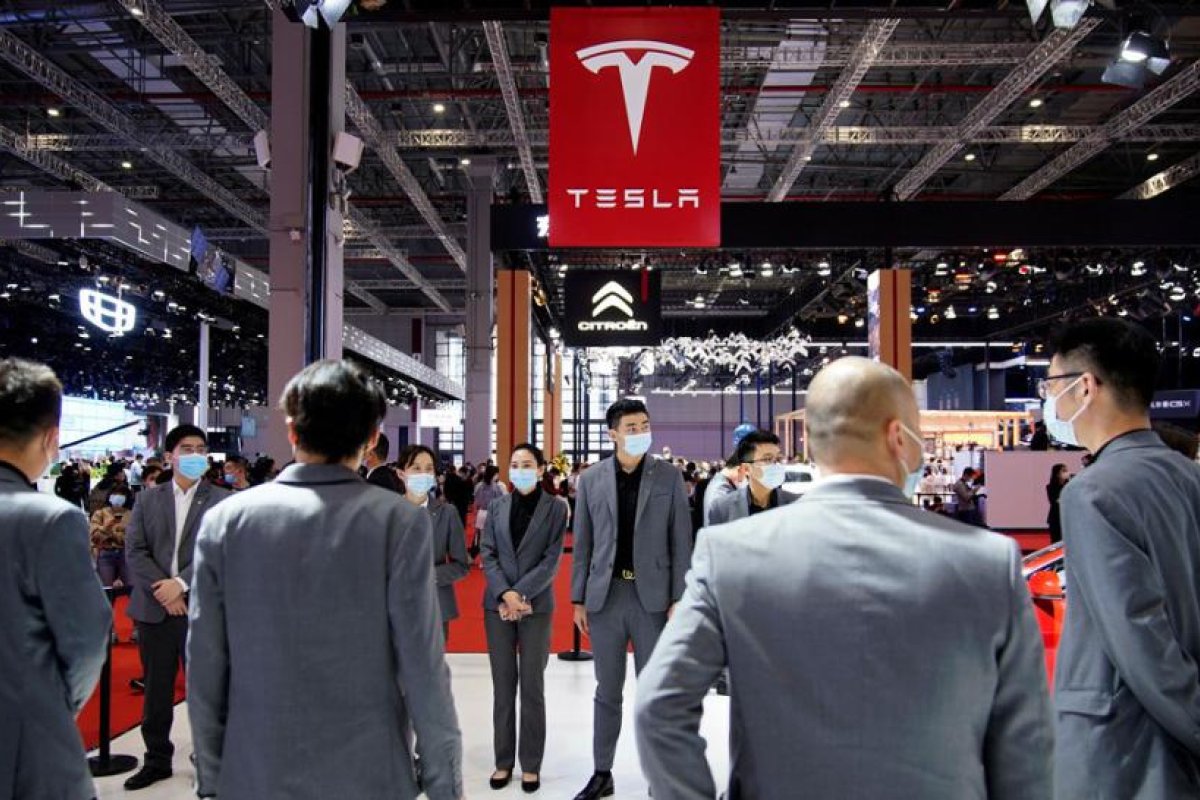 Internautas critican la "arrogante" respuesta de Tesla a la mujer que protestó por fallos en los frenos durante una feria automovilística en China