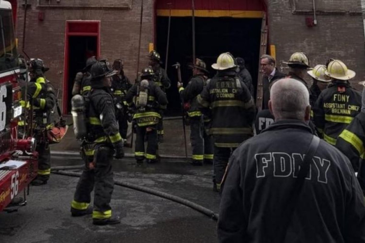 Explosión y gran incendio en astillero de Nueva York causan múltiples heridos