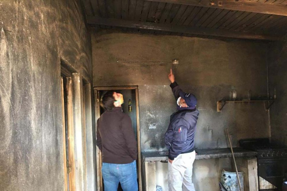 Las Tinajas: Visita del intendente Jorge Mukdise a una  familia damnificada por grave incendio