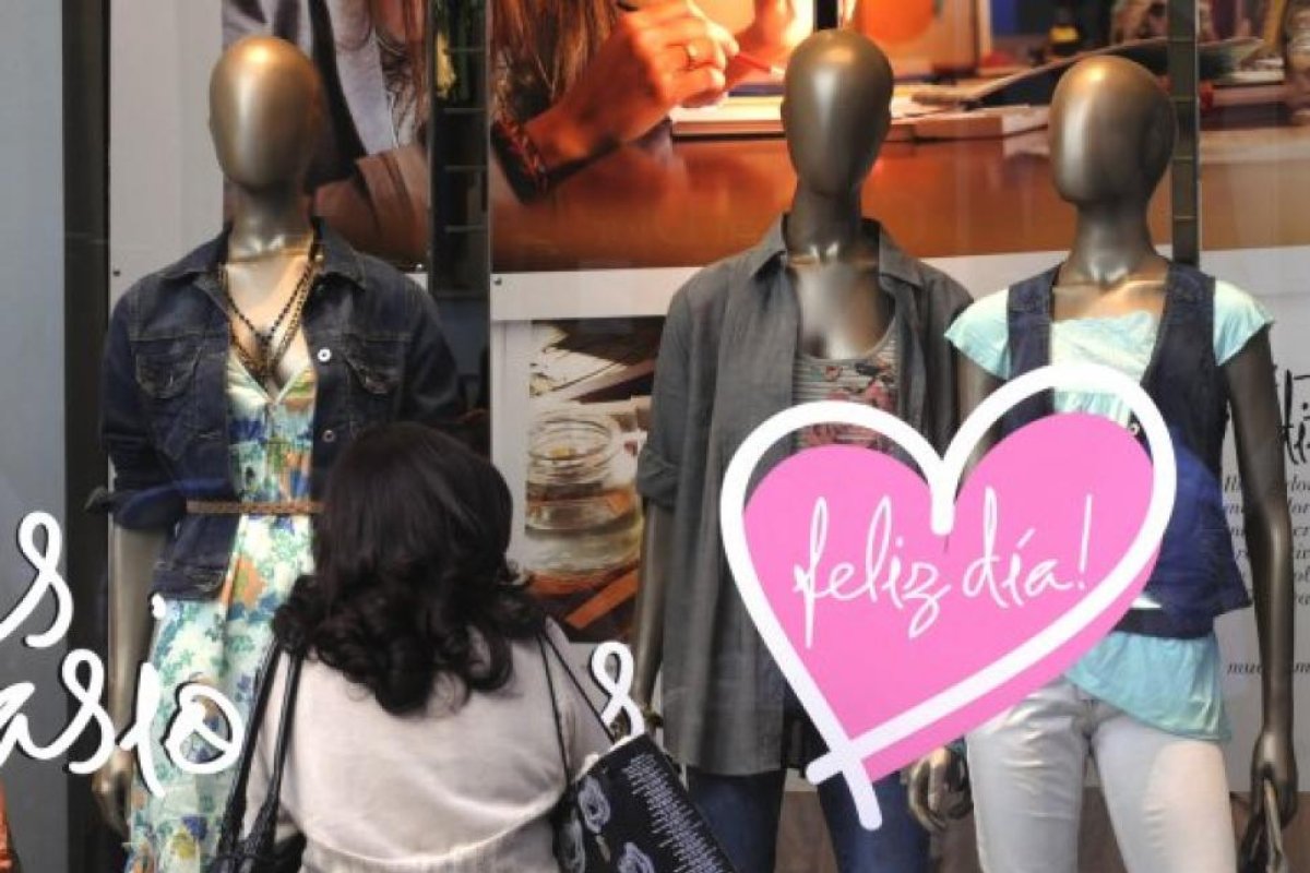 Día de la Madre: las cantidades vendidas por los comercios minoristas cayeron 25,1% interanual