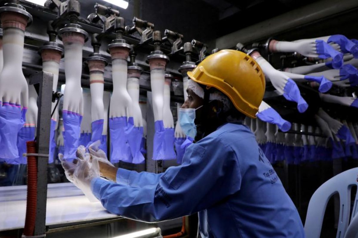 El mayor fabricante mundial de guantes de goma registra beneficios récord en medio de la pandemia