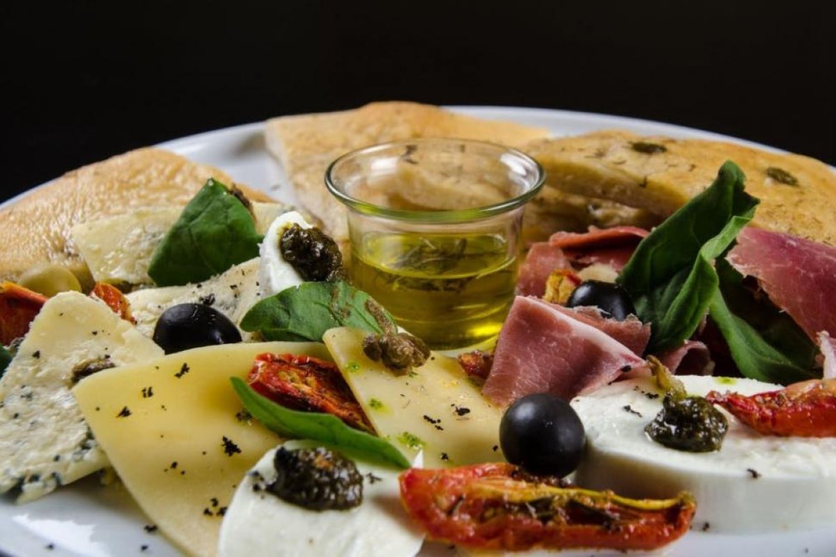 Para la picada: ensalada con tomates, aceitunas negras y queso azul