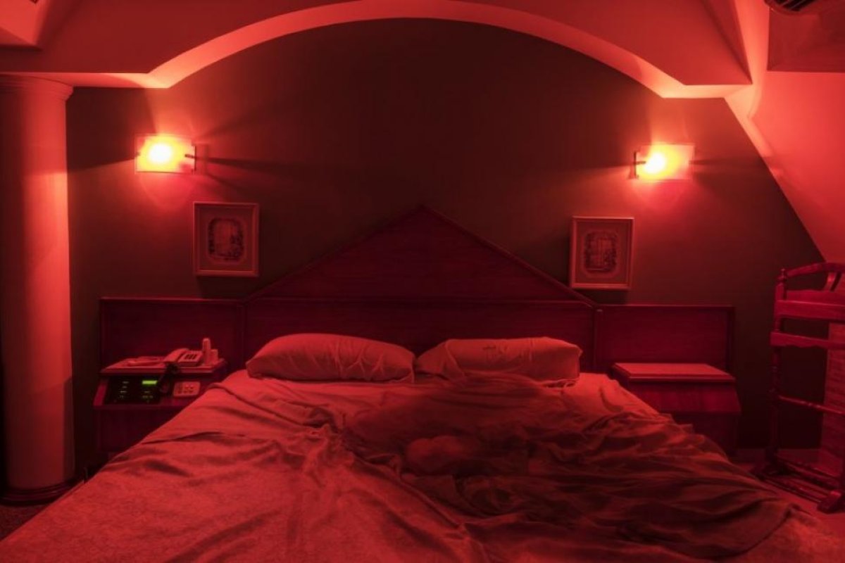 Policía se marcha sin pagar en motel tras promesa de transferencia fallida
