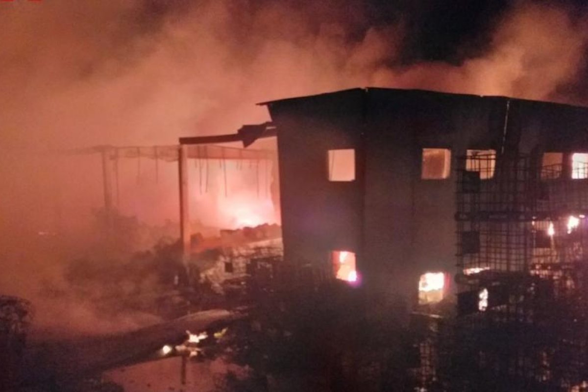 FOTO: Un incendio quema bidones con líquido inflamable en una nave industrial de Barcelona
