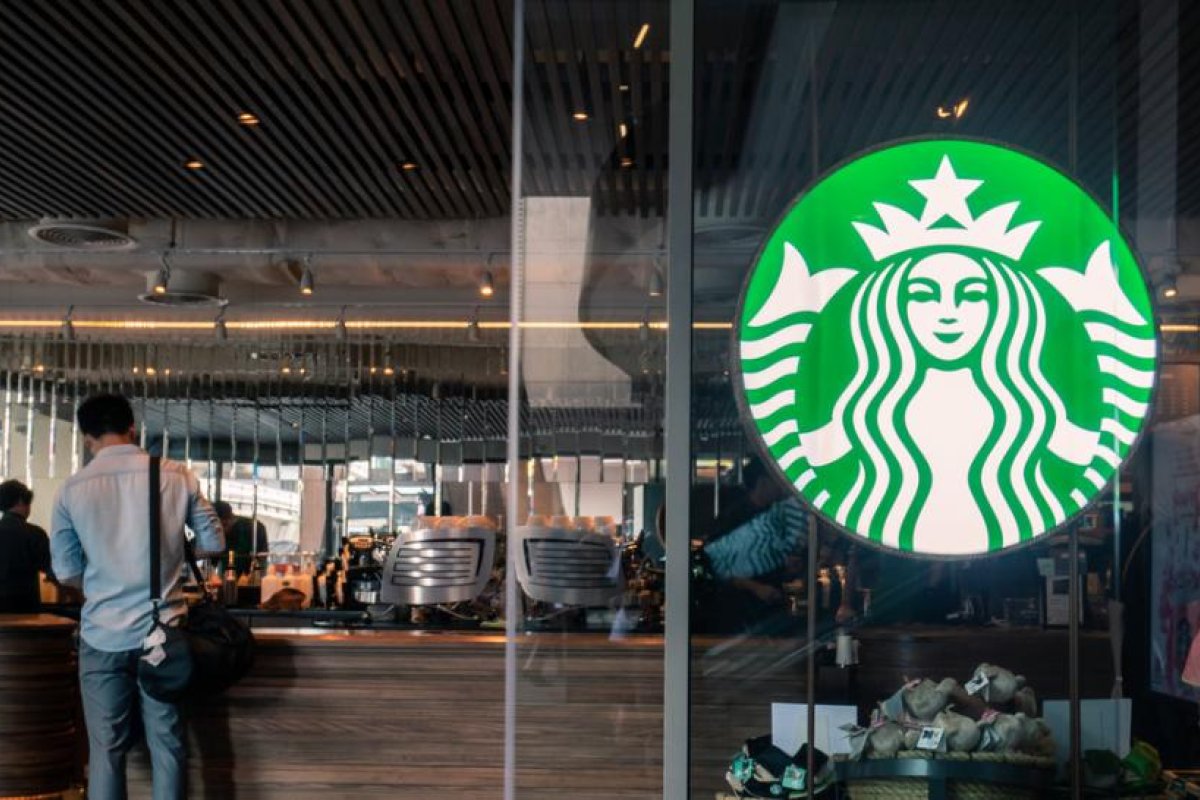Una empleada de Starbucks sospecha que una adolescente está en peligro y le deja una nota en un vaso ofreciéndole ayuda (FOTO)