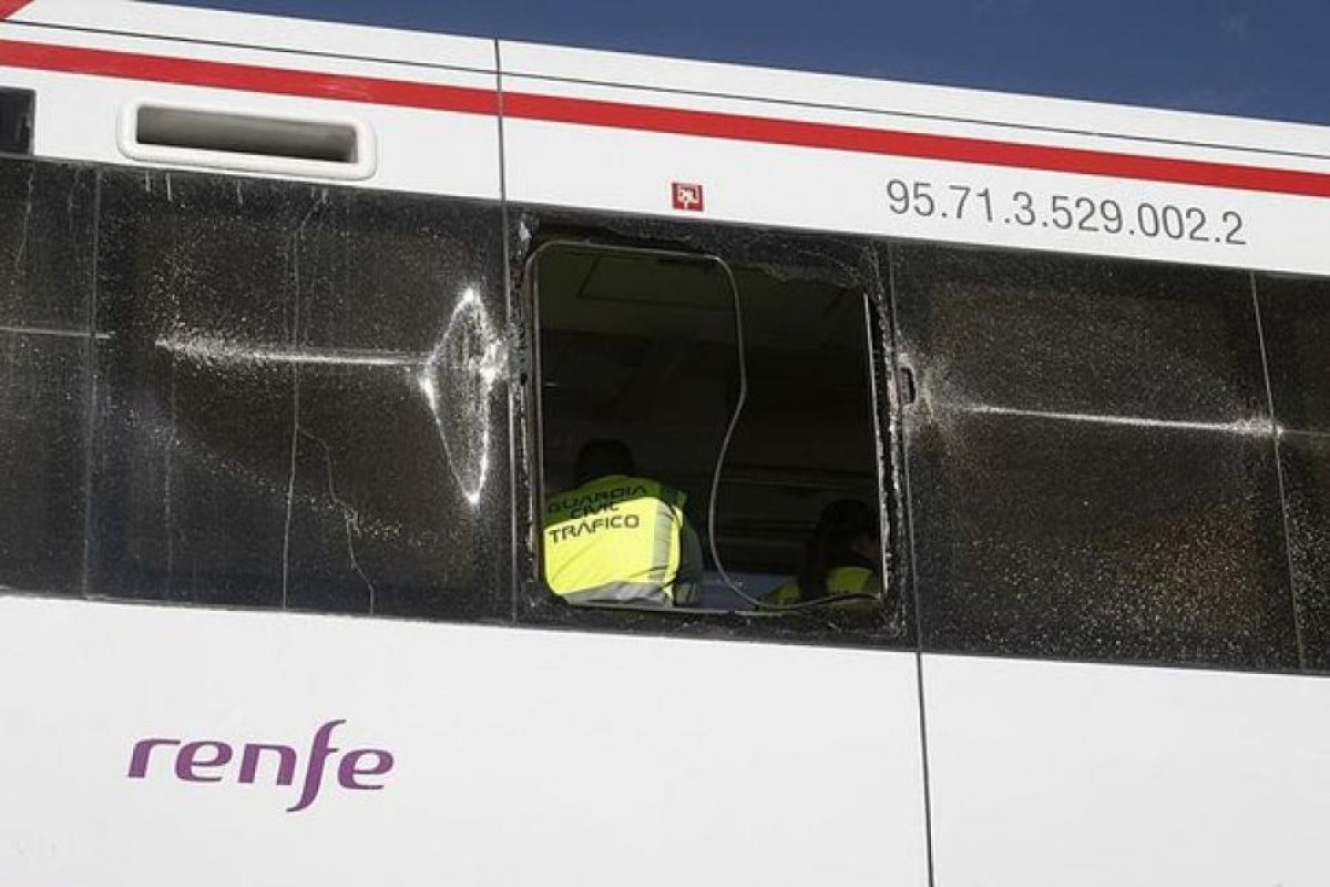 Accidente ferroviario en España: tren colisiona con grúa en Murcia